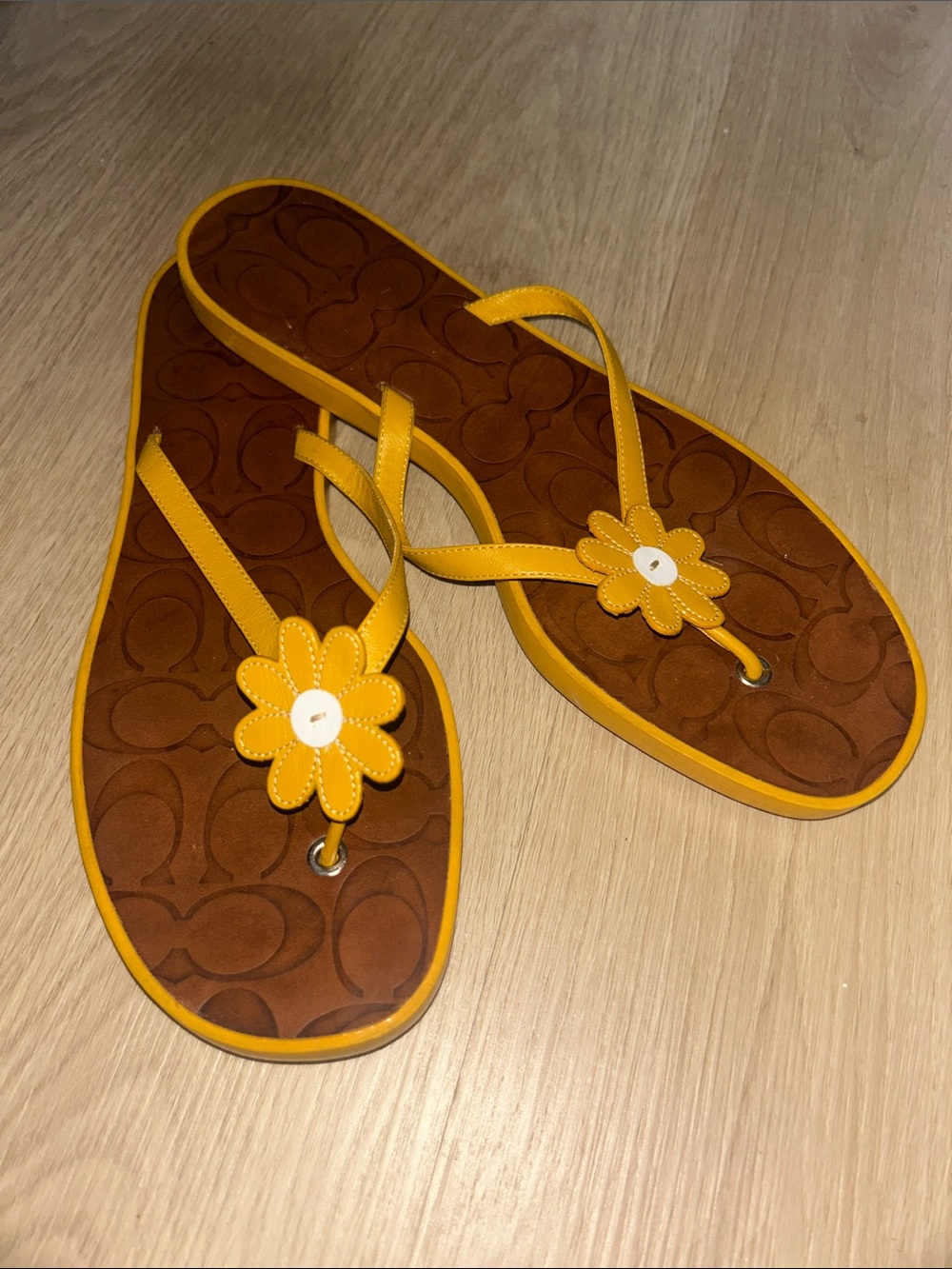 COACH YELLOW Daisy flip flop leather sandals 9